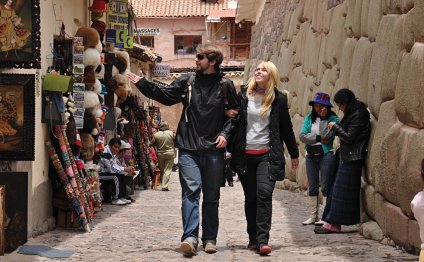 Couple Shopping in Cusco, Peru